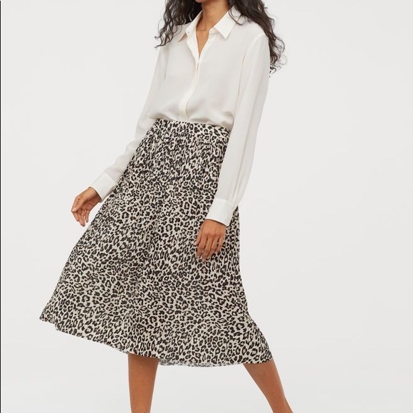 H&M Dresses & Skirts - New H&M leopard print pleated midi skirt